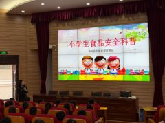 学生们积极举手、积极提 